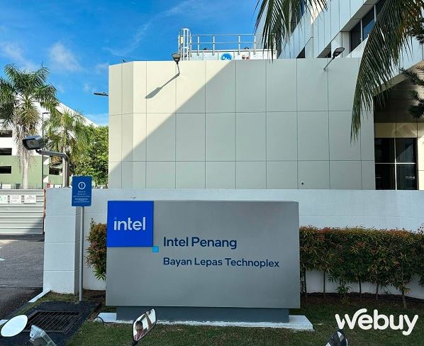 Building the largest 3D chip packaging factory outside the US, what is Intel planning?
